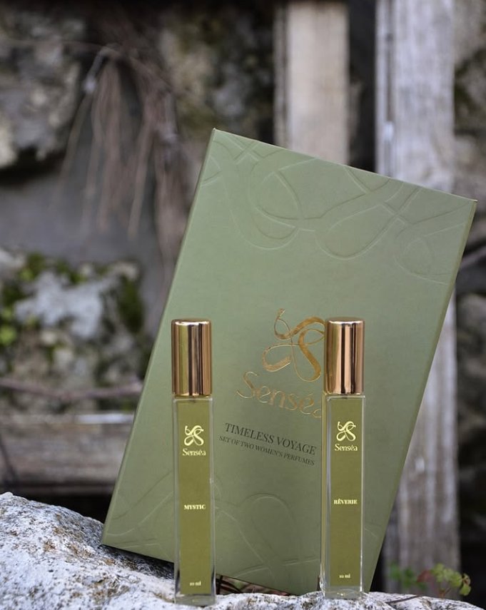 Inside a Senséa box: Amoria perfume, Nostalgé oil blend, and a cedar wood disc on cream velvet